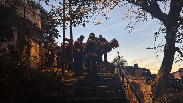 Zonguldak'ta çöken binadan 1 kişi kurtarıldı