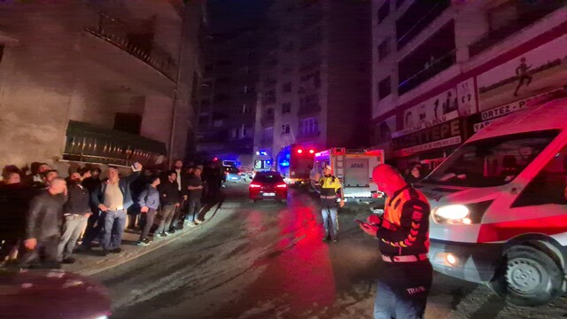 Zonguldak'ta çöken binadan 1 kişi sağ, 1 kişi ölü çıkarıldı
