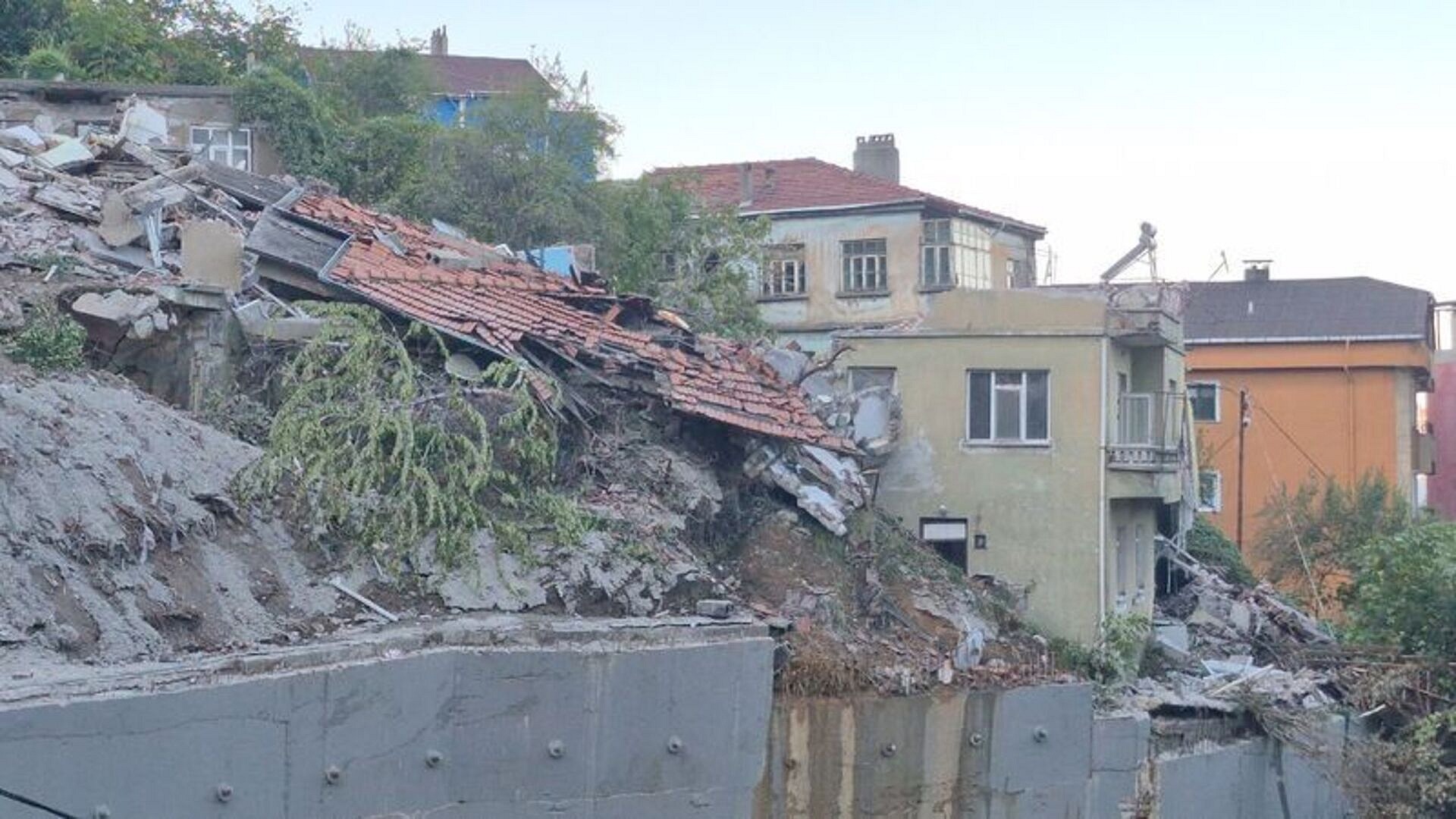 Zonguldak'ta çöken binanın çevresindeki 7 bina boşaltıldı