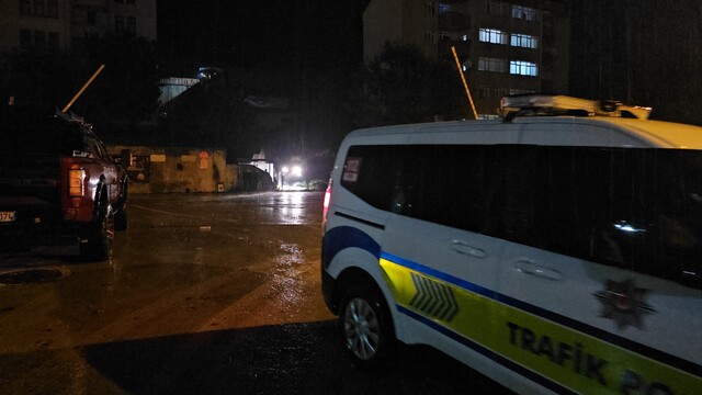 Zonguldak'ta heyelan park halindeki araçları hasara uğrattı