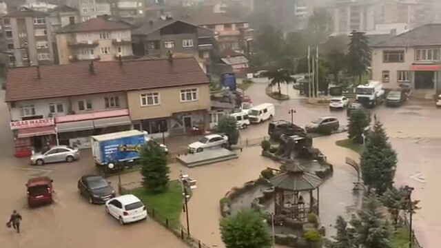 Zonguldak'ta sağanak sonrası cadde ve sokaklar suyla doldu