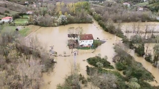 Zonguldak'ta sel nedeniyle 1 kilometre alan sular altında