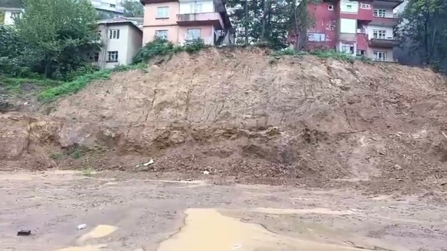 Zonguldak'ta şiddetli yağış sonrası istinat duvarı çöktü