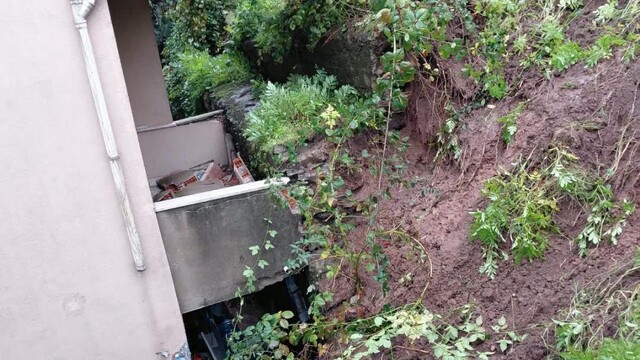 Zonguldak'ta toprak kayması: Balkon zarar gördü