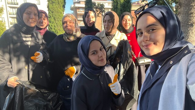 Zonguldak'ta üniversite öğrencilerinden mezarlık temizliği