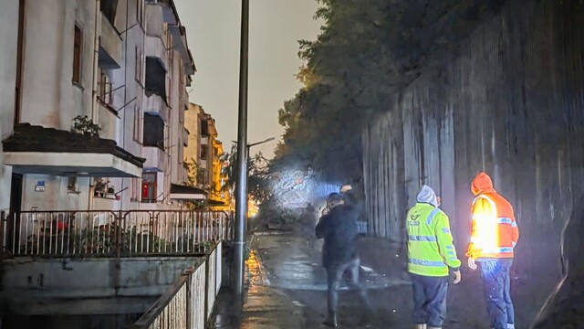 Zonguldak'ta yağış sonrası duvar çöktü, 3 araç hasar gördü