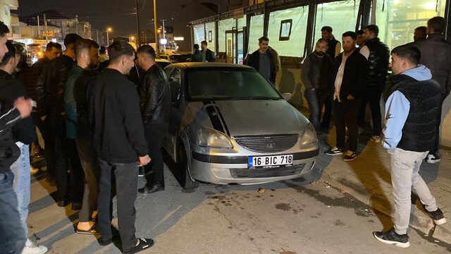 Bursa'da fren boşalan halk otobüsü, 2 araca ve manava çarptı