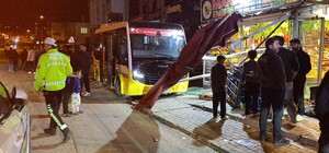 Bursa'da freni boşalan minibüs 2 araca ve manava çarptı