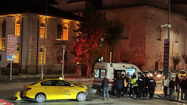 Edirne'de taksi ve midibüs çarpıştı: 1 yaralı
