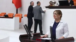 CHP'li Gezmiş'ten "İlaç Yok Hattı" uygulamasına tepki: İlaç yoksa sorumlusu eczacı değil, sistemi bu hale getirenlerdir
