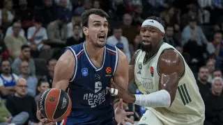 Anadolu Efes, Panathinaikos'u 83-68 yenerek galip geldi
