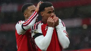 Arsenal, Everton'u 2-0 yenerek zirveyle puanını eşitledi
