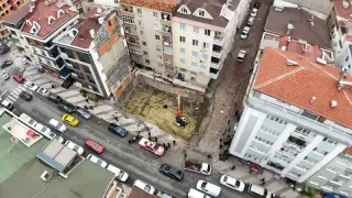 Bahçelievler'de inşaat duvarı yıkıldı, apartmanlar boşaltıldı