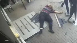 Bursa'da kediyi kurtarmak isterken korkuluktan düştü