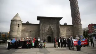 Erzurum'da sağlık çalışanları Gazze için yürüyüş düzenledi
