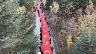 Gümüşhane'de 100 metrelik Türk bayrağıyla yürüyüş