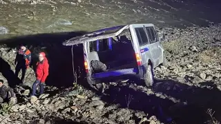 Hakkari'de kaçak göçmenleri taşıyan minibüs devrildi