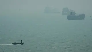 Hürmüz Boğazı’nda iki süper tanker mayın patlattı