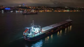 İstanbul Boğazı'nda makine arızası nedeniyle gemi demirledi