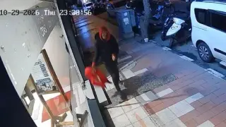 Manisa'da bir kişi Türk bayrağını yere attı