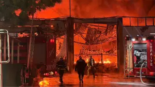 Manisa'daki akü fabrikasında yangın söndürme çalışmaları