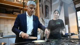 Sadık Khan, Londra'da Türk restoranında künefe yaptı