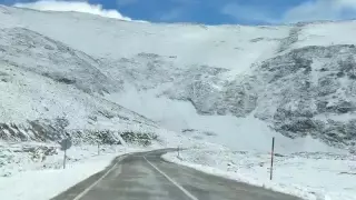 Van-Bahçesaray yolunda mevsimin ilk kar yağışı etkili oldu