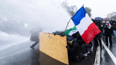 Fransa'da polis eylemcilere gazla müdahale etti