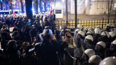 Polonya'da anayasa mahkemesi başkanı görevden alındı