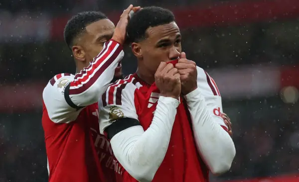 Arsenal, Everton'u 2-0 yenerek zirveyle puanını eşitledi