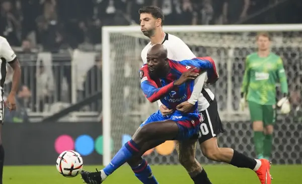 Beşiktaş savunma oyuncusu Ümit Akdağ'ın elinde kırık