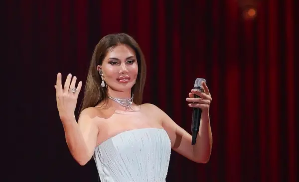 Ebru Yaşar, İstanbul'da dikkat çekici bir konser verdi