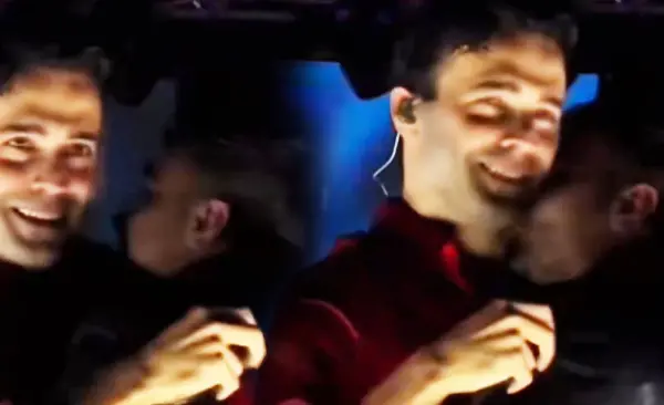 Mert Demir konserinde hayranı sahneye çıkarak boynundan öptü