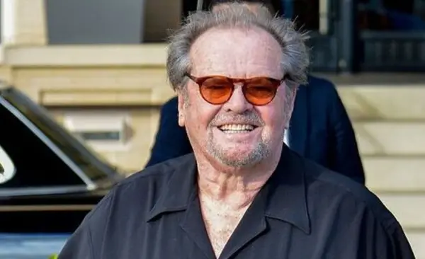 Michael Douglas, Jack Nicholson'ın evinin önünde dolaştı