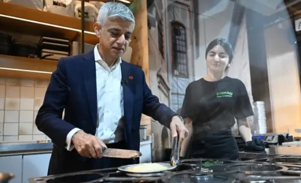Sadık Khan, Londra'da Türk restoranında künefe yaptı