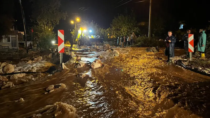 Demre'de sağanak yağış sel baskınlarına yol açtı