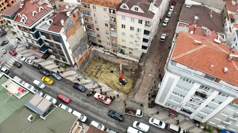 Bahçelievler'de inşaat duvarı yıkıldı, apartmanlar boşaltıldı