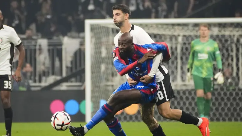 Beşiktaş savunma oyuncusu Ümit Akdağ'ın elinde kırık