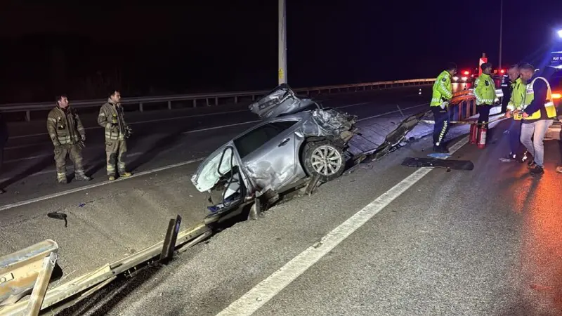 Çanakkale'de direğe çarpan otomobilde 2 kişi öldü