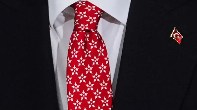 Cumhurbaşkanı Erdoğan Anıtkabir töreninde kravat taktı