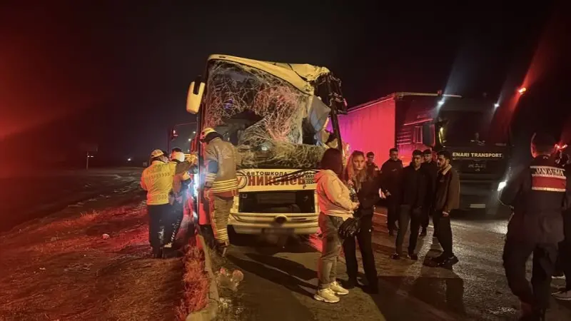 Edirne'de tur otobüsü TIR ile çarpıştı, 10 kişi yaralandı