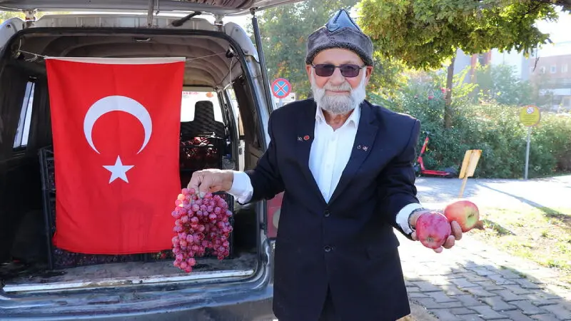 Elmacı Dede, Mehmetçiklere moral için İzmir'e geldi