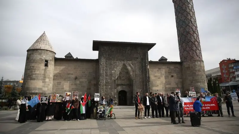 Erzurum'da sağlık çalışanları Gazze için yürüyüş düzenledi