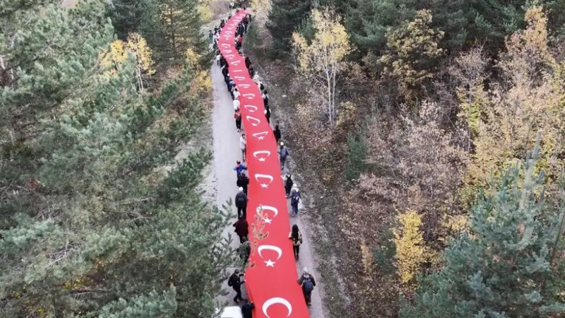 Gümüşhane'de 100 metrelik Türk bayrağıyla yürüyüş