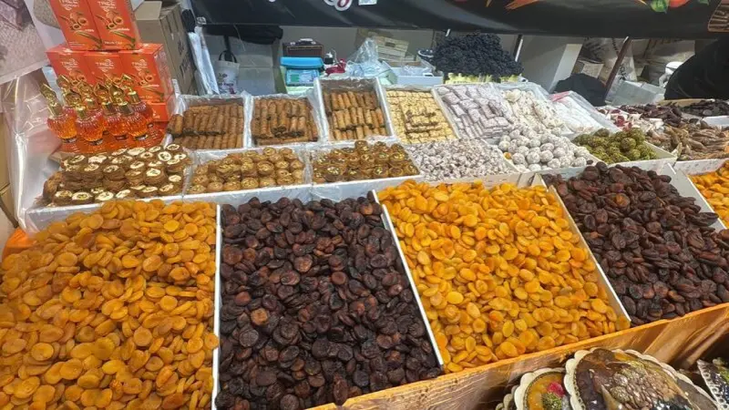 İstanbul'da 44 bin paket kayısı ve 4 ton çiğköfte dağıtıldı
