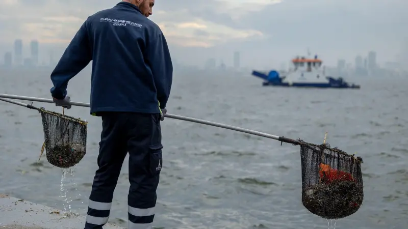 İzmir Körfezi'nde yıllık 1500 ton atık temizleniyor