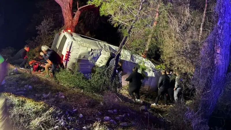 Kumluca'da minibüs devrildi: 15 dağcı yaralandı