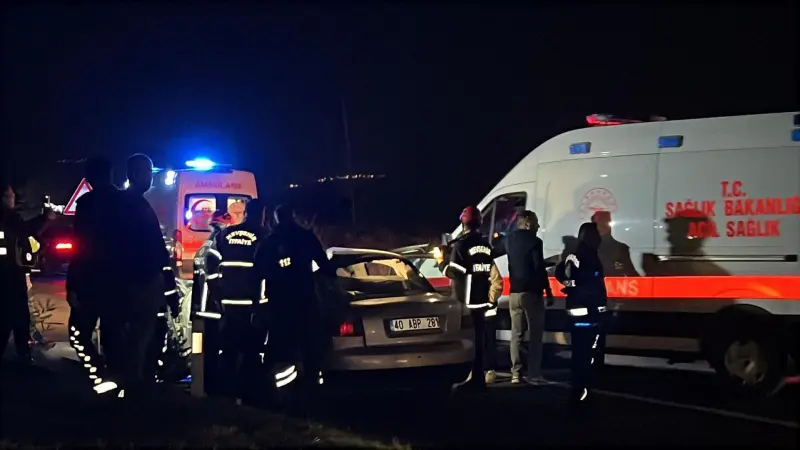 Nevsehir'de patates yüklü TIR'a çarpan otomobil kazası