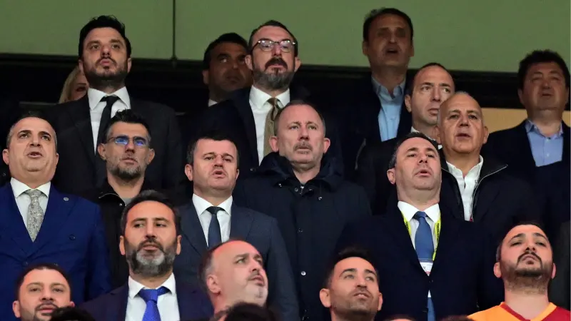 Sergen Yalçın, derbiyi protokol tribününden izledi